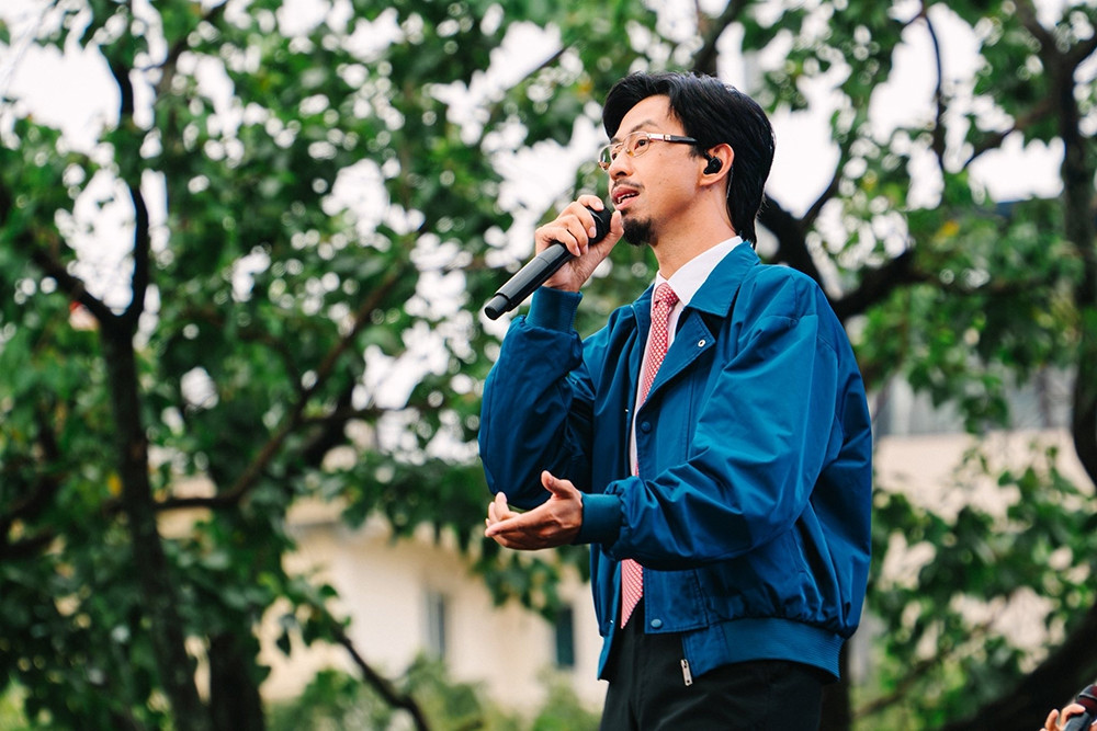 Rapper Den Vau clarifies 'Nuoi em' role, urges calm amid transparency questions