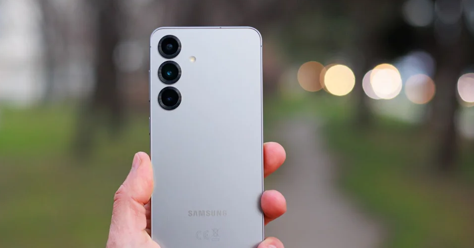 Galaxy S26: Why the standard version may outshine the Ultra in 2026