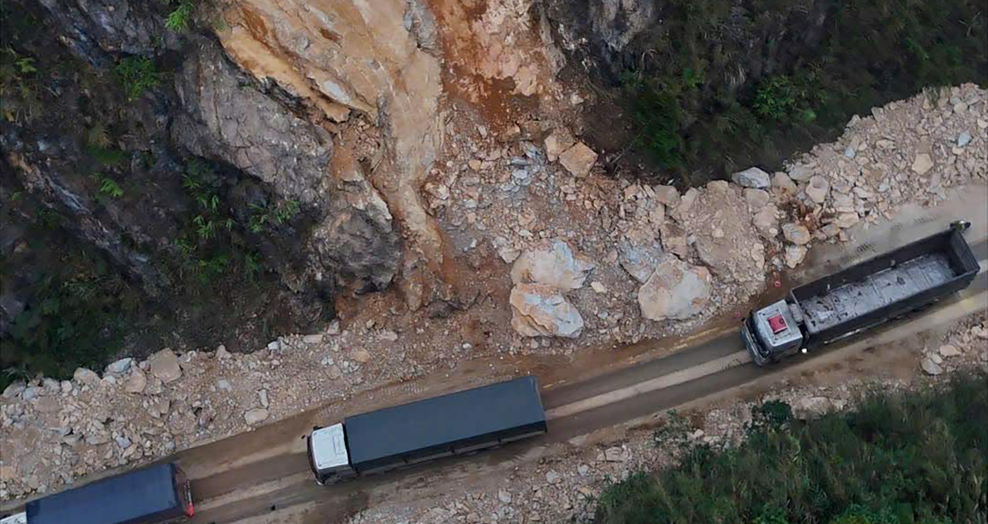 Deadly landslide cuts off traffic, kills three in northern Vietnam