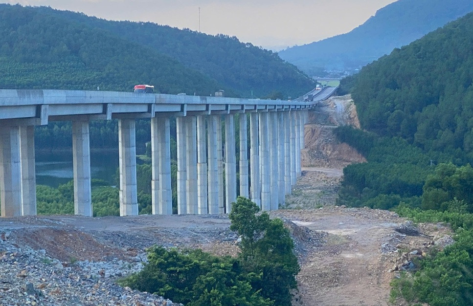 Major contractors revealed for North-South expressway and railway mega projects