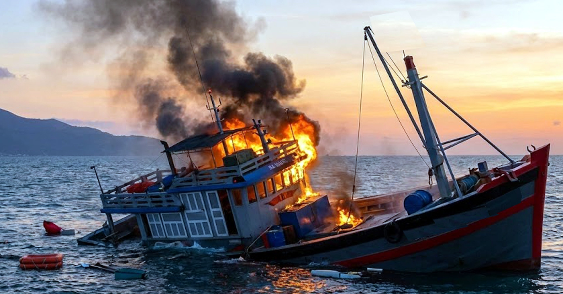 Fishing boat catches fire and sinks off Da Nang, 55 crew rescued