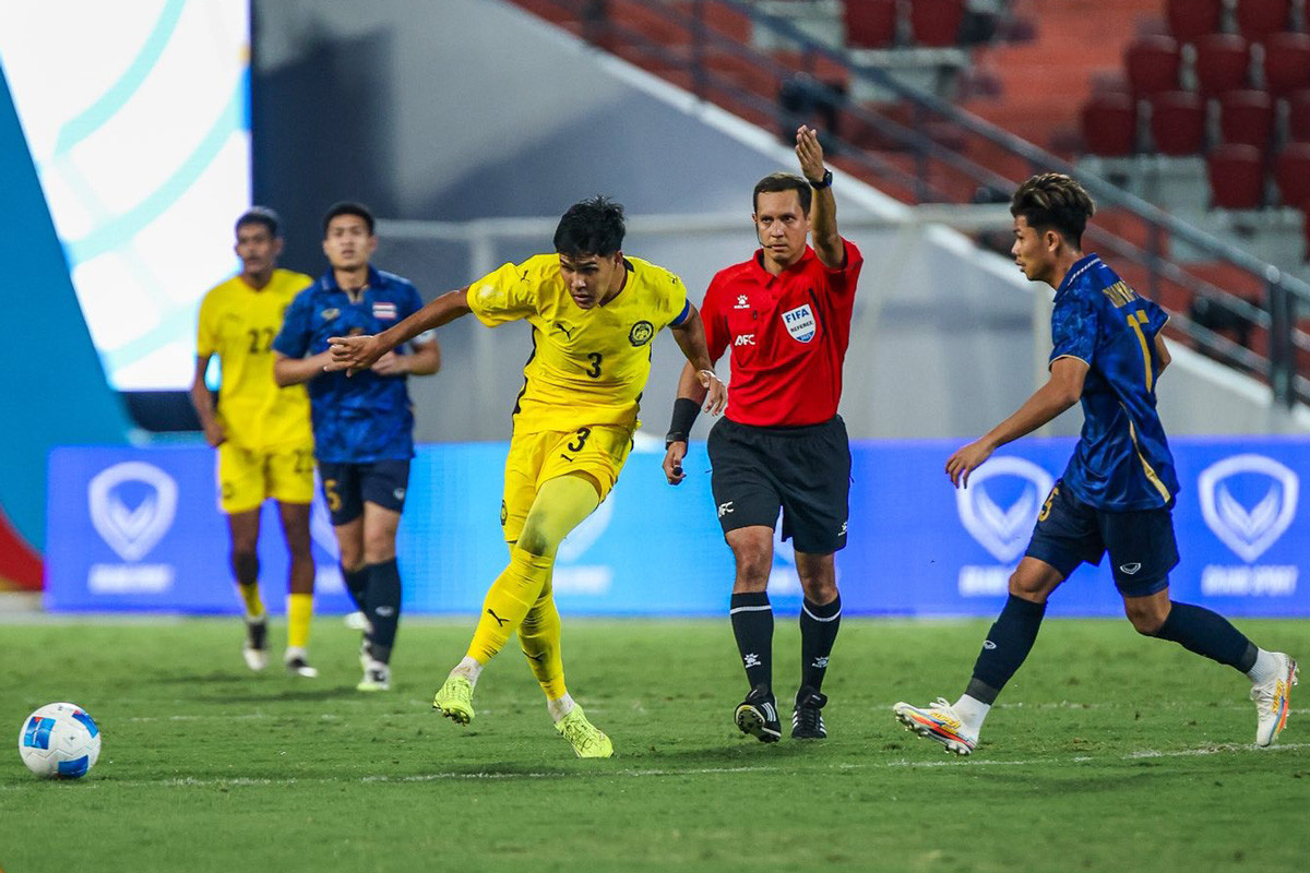 U22 Thai Lan U22 Malaysia trong tai.jpg