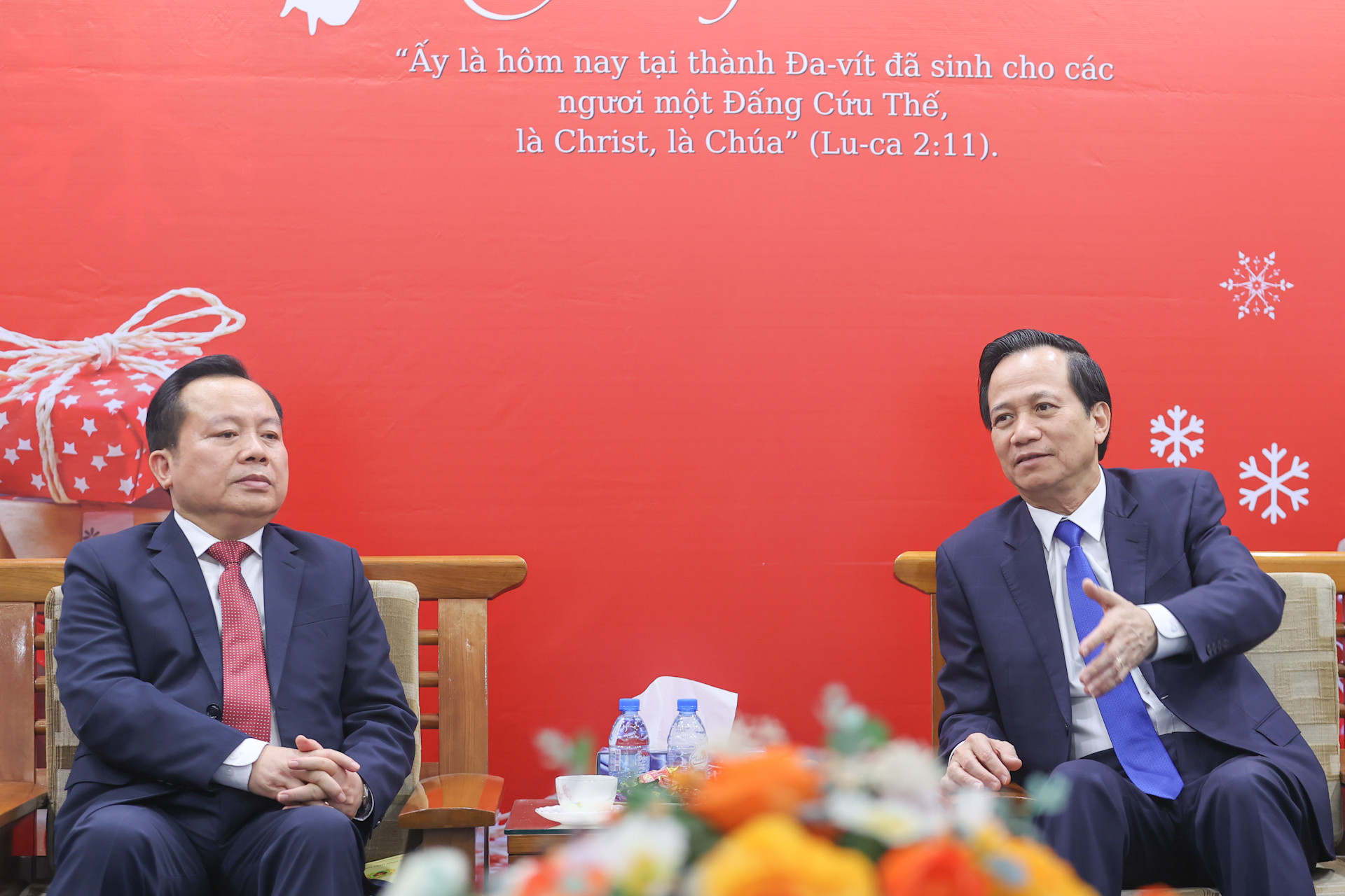 Bộ trưởng Đào Ngọc Dung trao đổi cùng Mục sư Bùi Văn Sản Hội trưởng Hội thanh Tin lành Việt Nam (miền Bắc).jpg