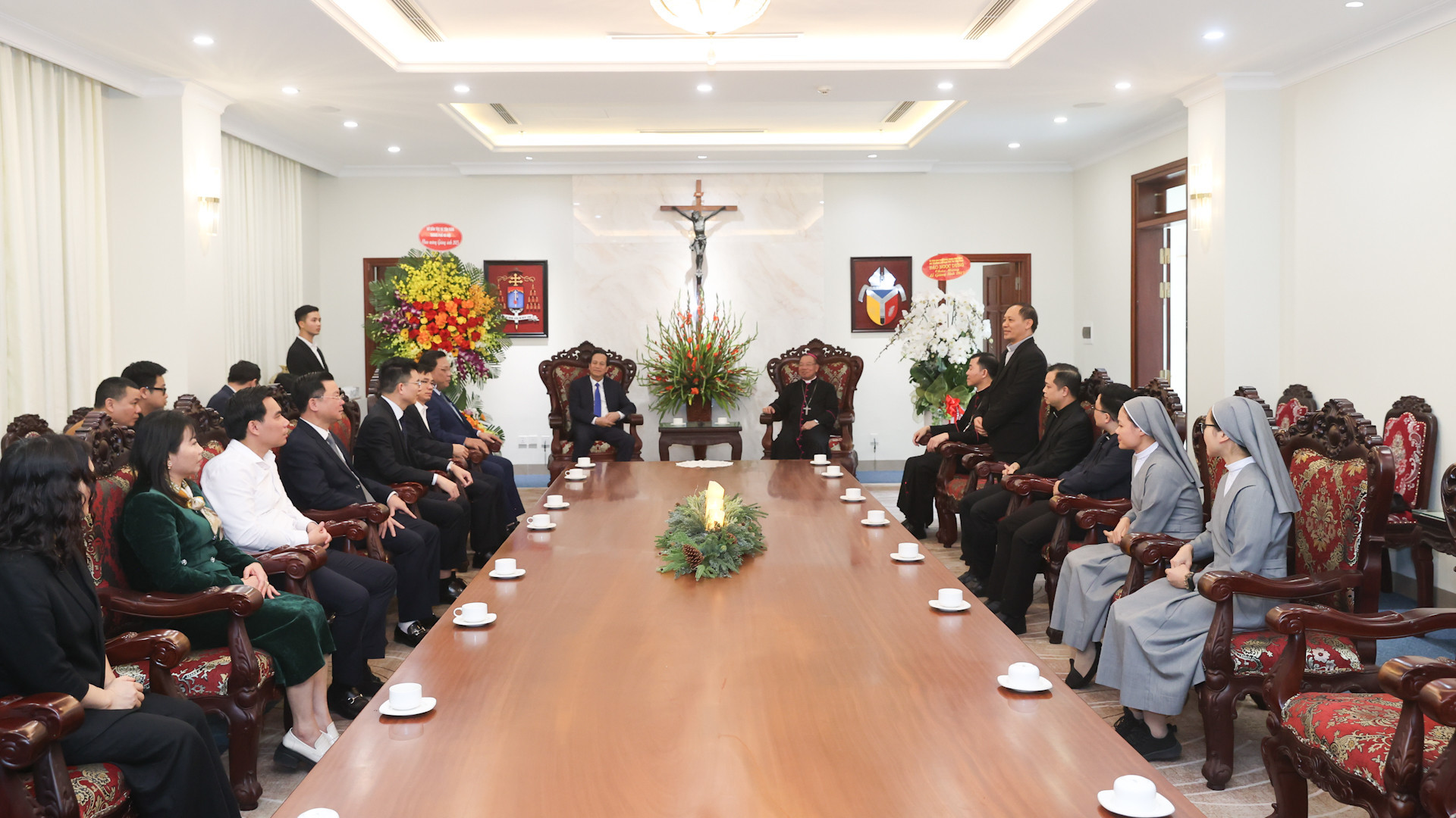 Bộ trưởng Đào Ngọc Dung cùng Đoàn công tác Bộ Dân tộc và Tôn giáo thăm, chúc mừng Giáng sinh 2025 và năm mới 2026 Tòa Tổng Giám mục Tổng Giáo phận Hà Nội..jpg