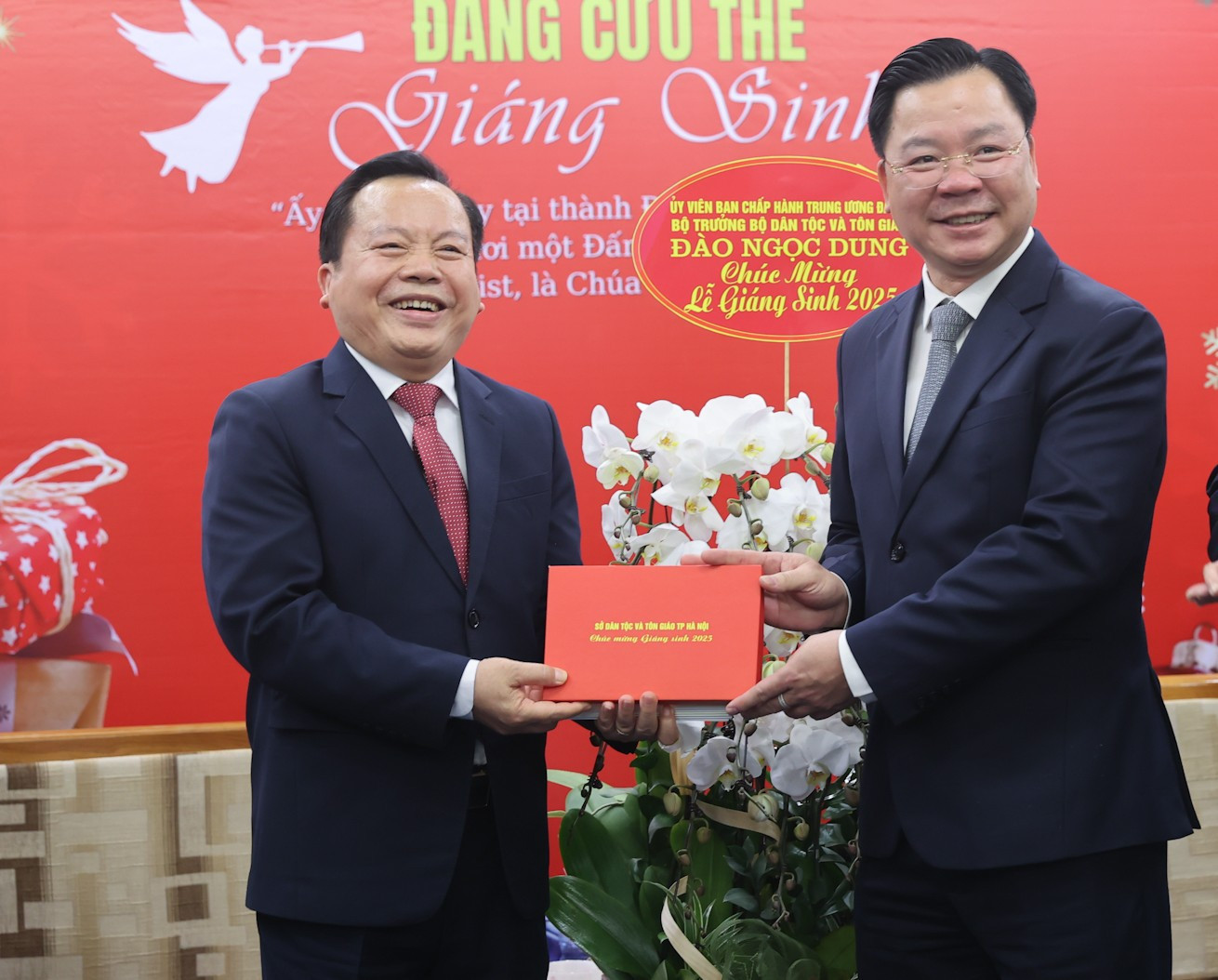 Giám đốc Sở Dân tộc và Tôn giáo Hà Nội Nguyễn Sỹ Trường tặng quà Mục sư Bùi Văn Sản Hội trưởng Hội thánh Tin lành Việt Nam (miền Bắc) nhân Giáng sinh 2025, năm mới 2026..jpg