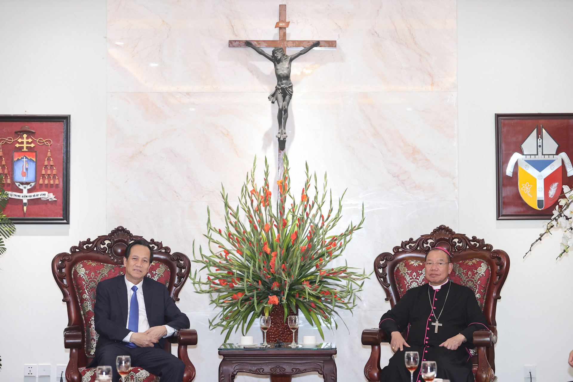 Bộ trưởng Đào Ngọc Dung thông tin tình hình và những thành tựu kinh tế xã hội của đất nước trong năm 2025 và giai đoạn 2021 2025 với Đức Tổng Giám mục Vũ Văn Thiên..jpg