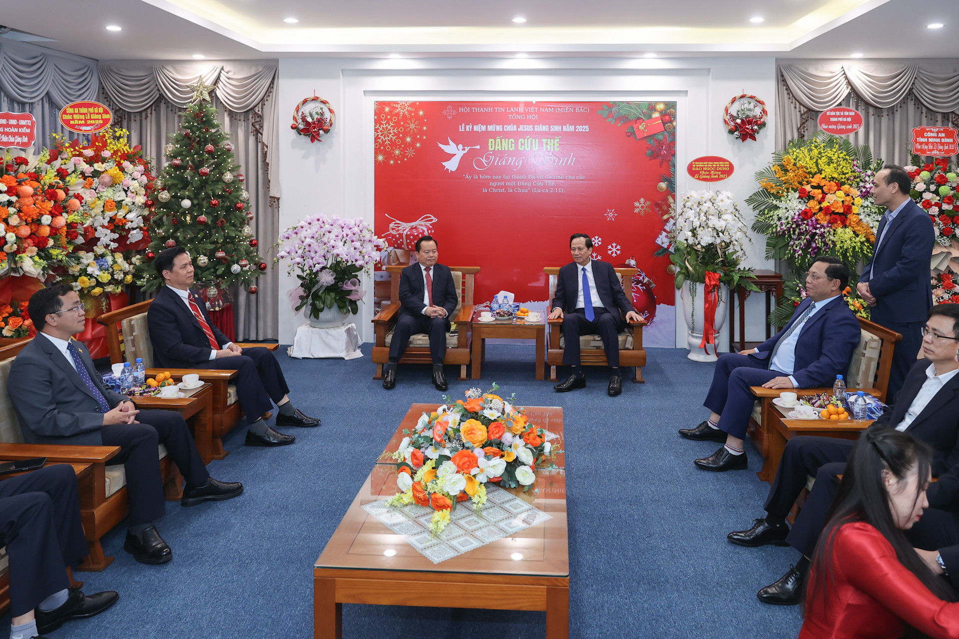 Bộ trưởng Đào Ngọc Dung cùng Đoàn công tác Bộ Dân tộc và Tôn giáo thăm, chúc mừng Giáng sinh 2025 và năm mới 2026 Hội thánh Tin lành Việt Nam (miền Bắc).jpg