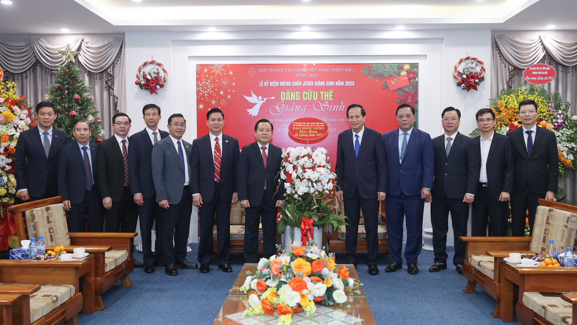 Bộ trưởng Đào Ngọc Dung tặng hoa Hội thánh Tin lành (miền Bắc).jpg