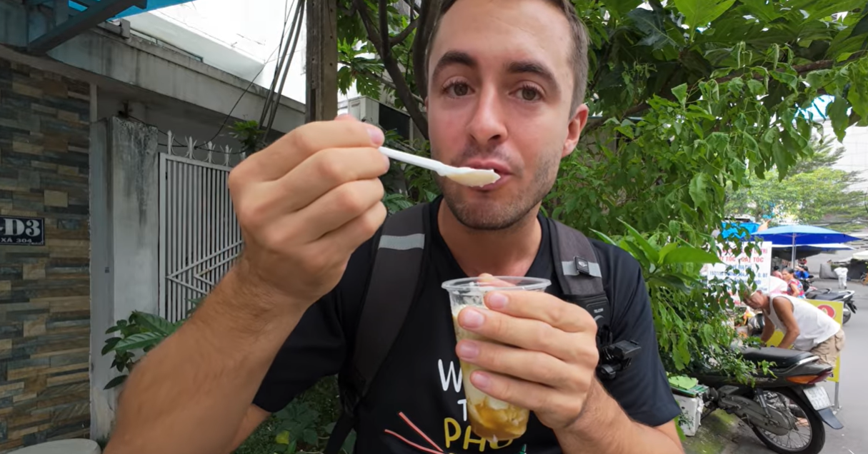Street-side tofu dessert delights Western traveler in HCM City