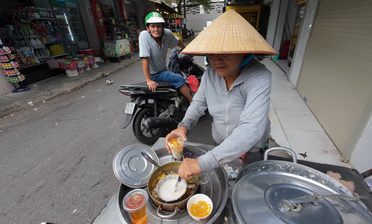 khách Tây ăn tào phớ.png