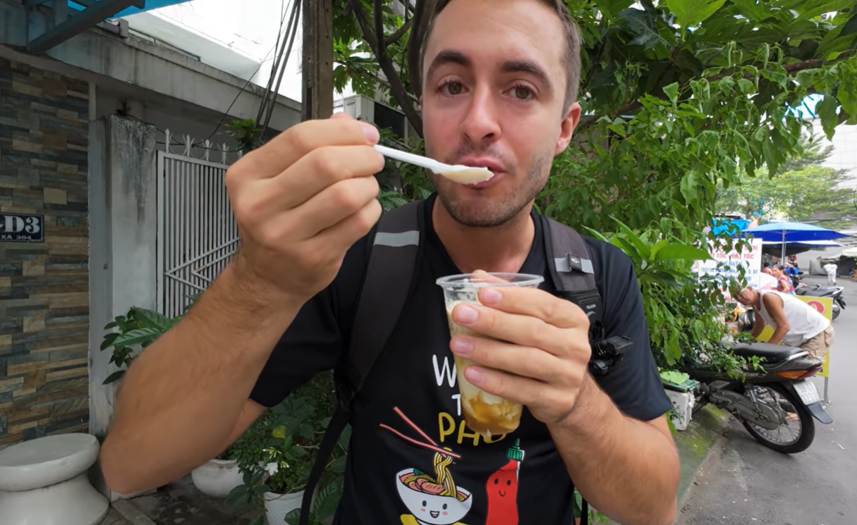 khách Tây ăn tào phớ 1.png