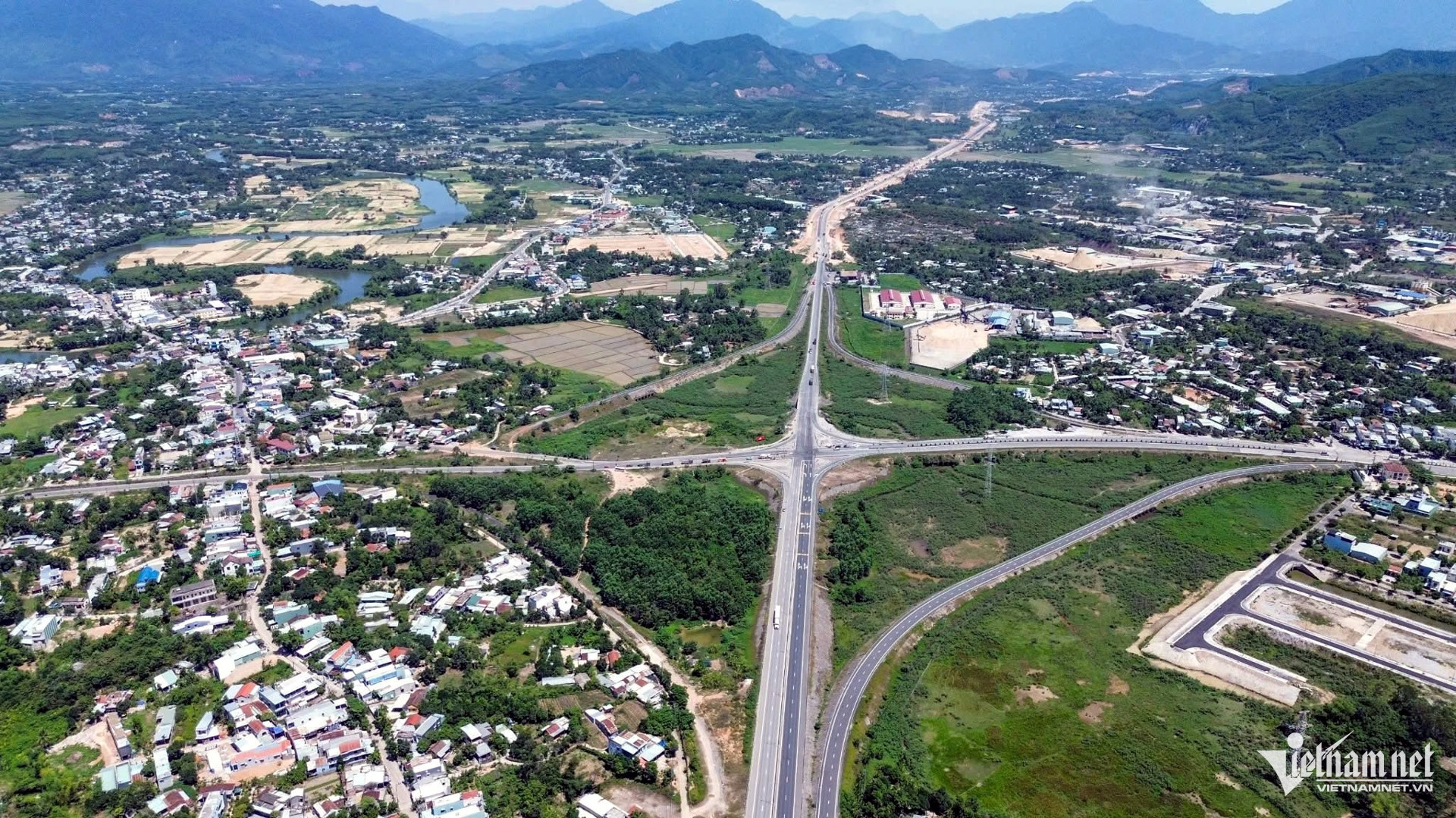 Long Thanh airport opens, 234 infrastructure projects launched across Vietnam