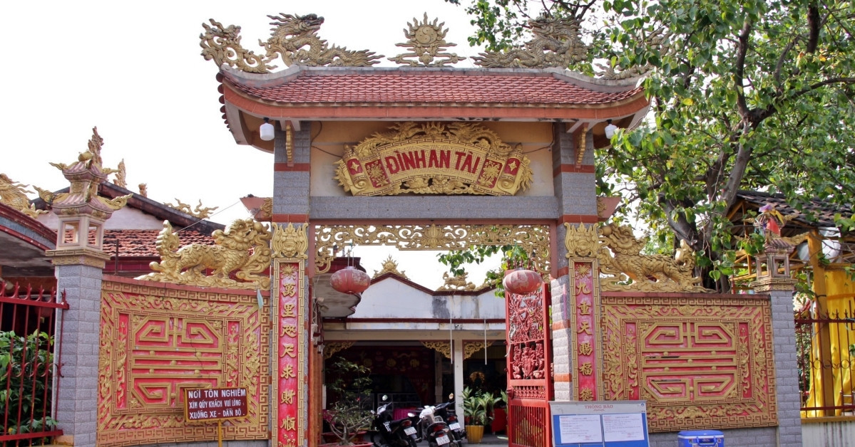 Mysterious shrine in Saigon draws pilgrims with nameless deity