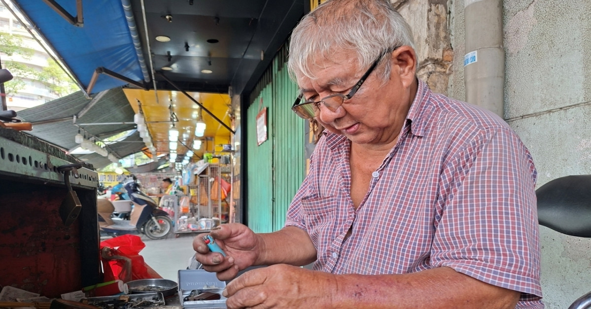 The last flame: Saigon’s 72-year-old lighter repairman defies time