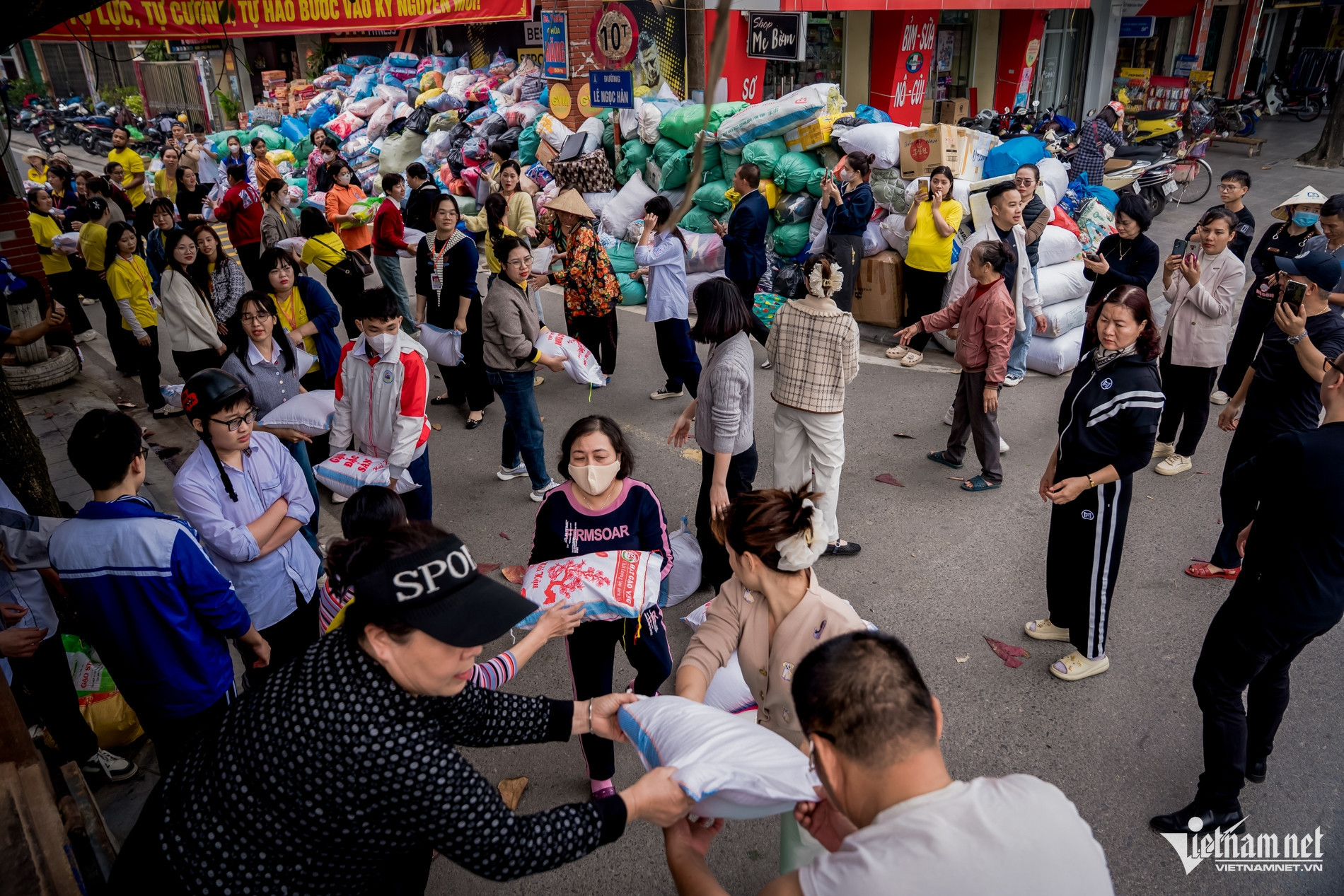 charity flood in vietnam.jpg