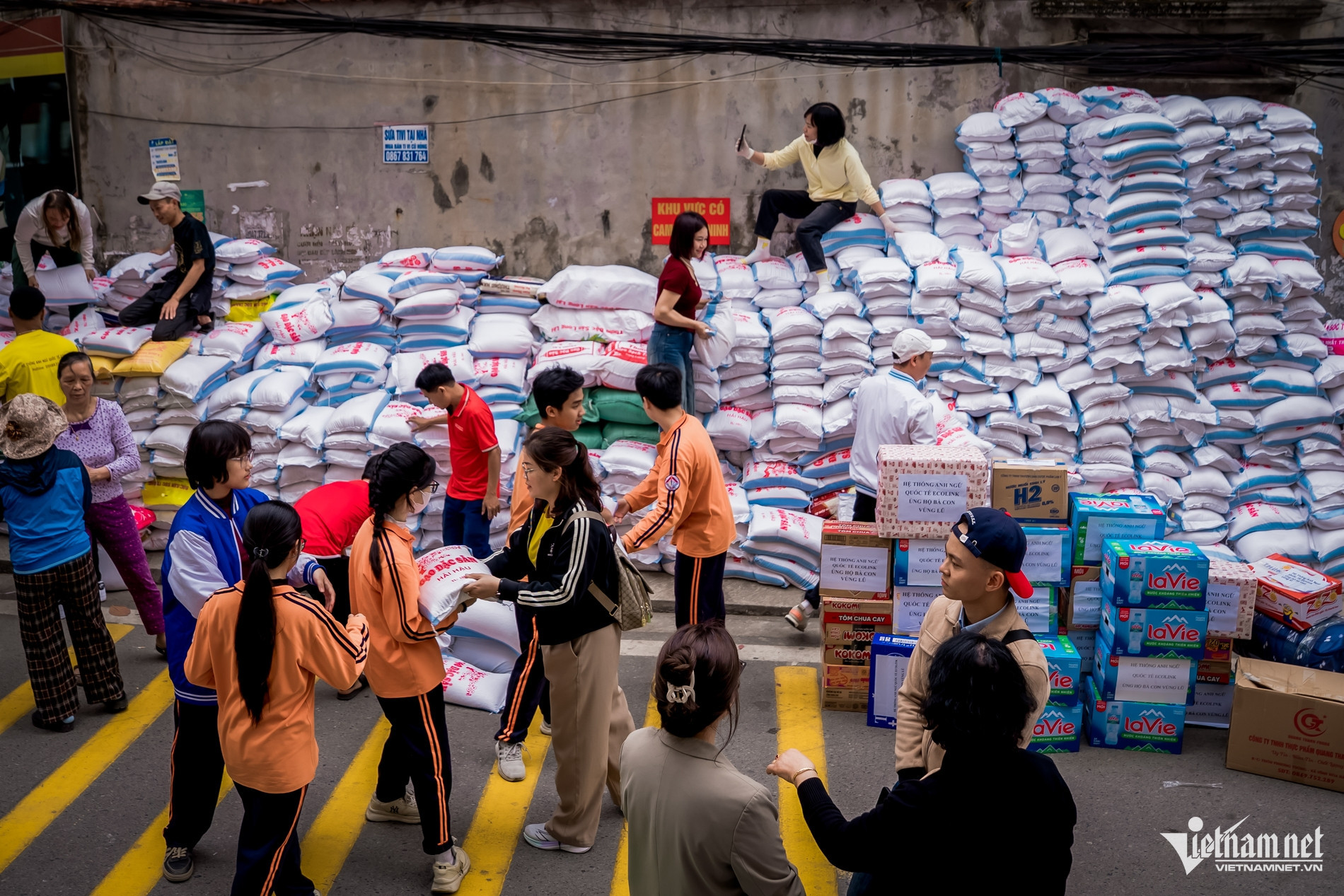 charity flood in vietnam7.jpg