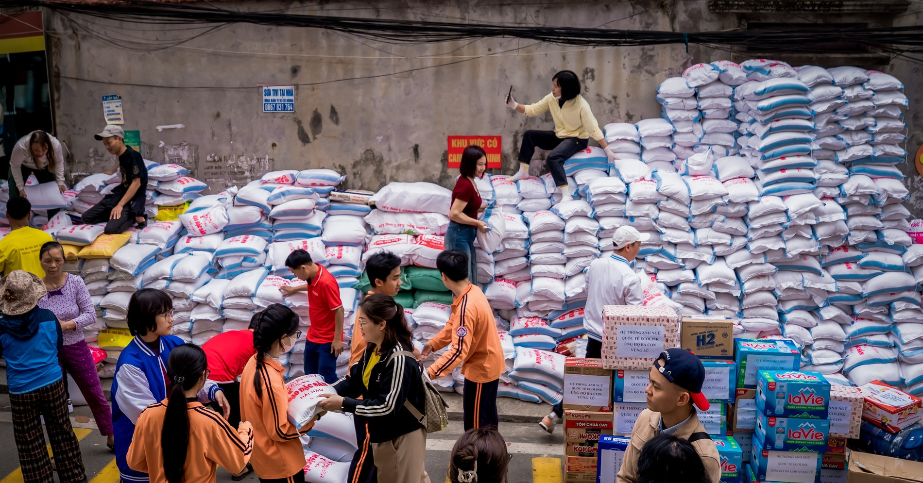 Ninh Binh’s “mountain of rice” reflects flood relief spirit for central Vietnam