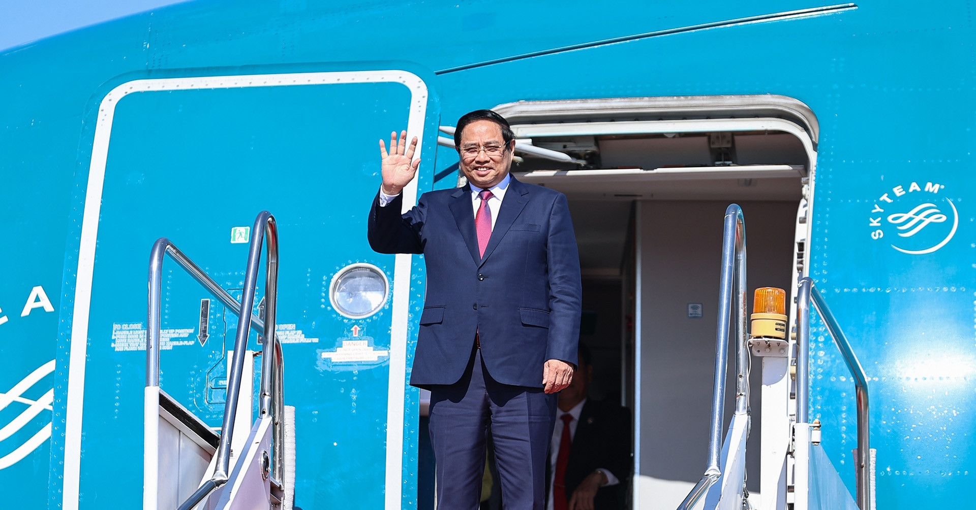 Prime Minister Pham Minh Chinh arrives in Laos for key bilateral meetings