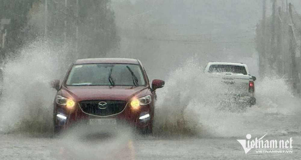 Storm’s remnants stir up East Sea, heavy rainfall forecast for central Vietnam