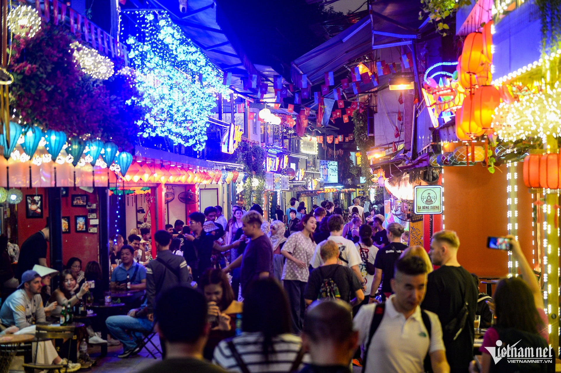 train cafe street hanoi.jpg