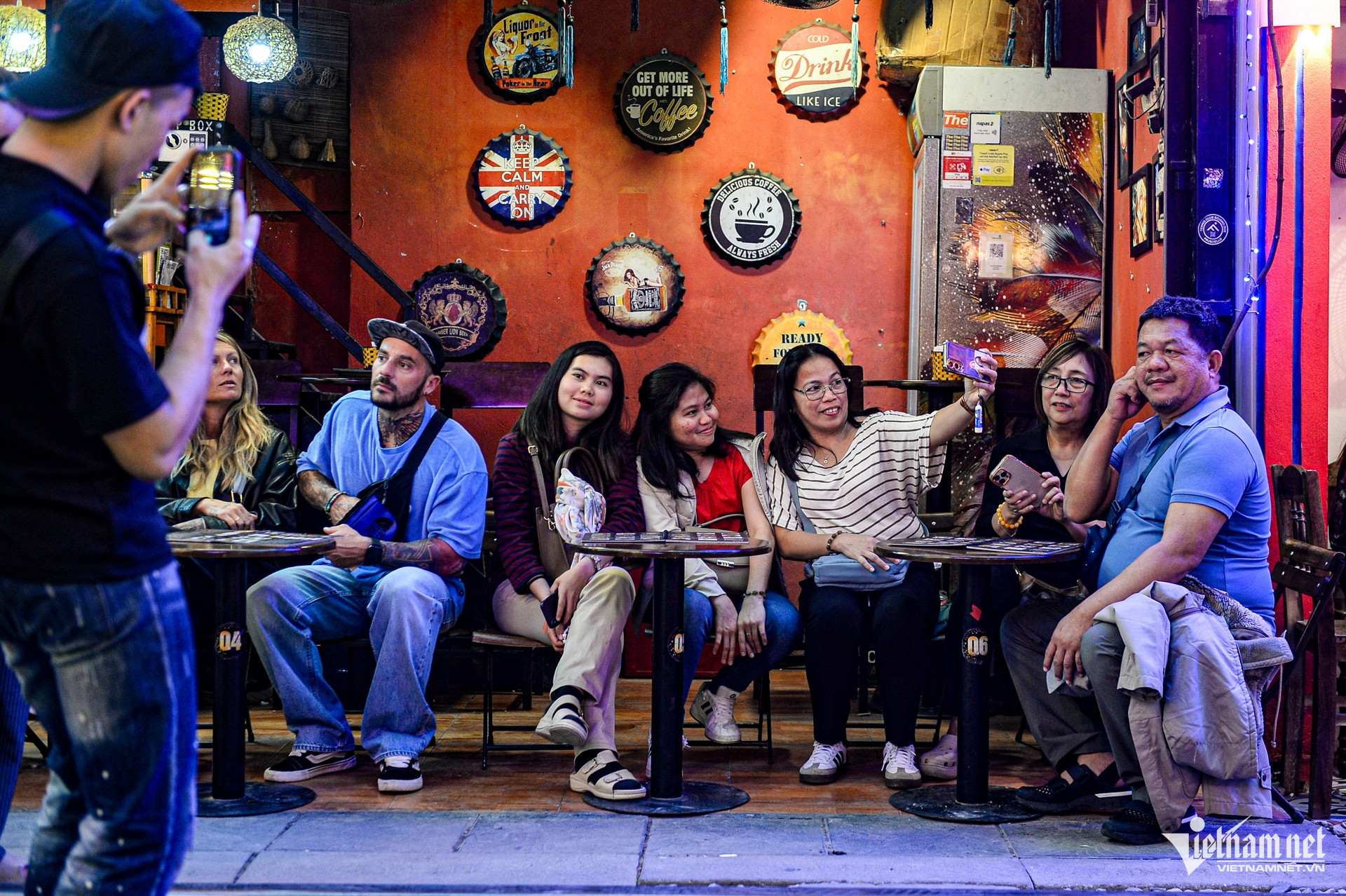 train cafe street hanoi1.jpg