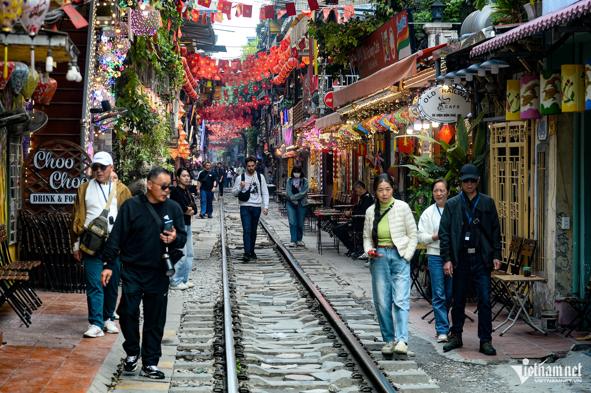train cafe street hanoi10.jpg