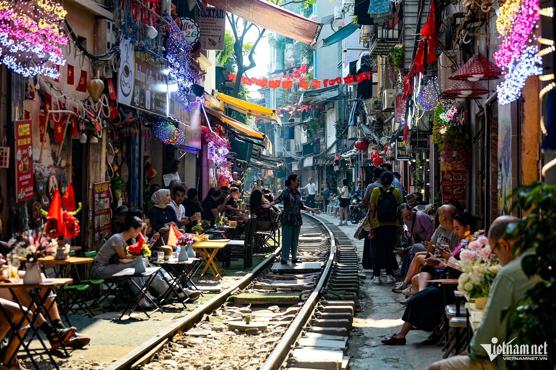 train cafe street hanoi2.jpg