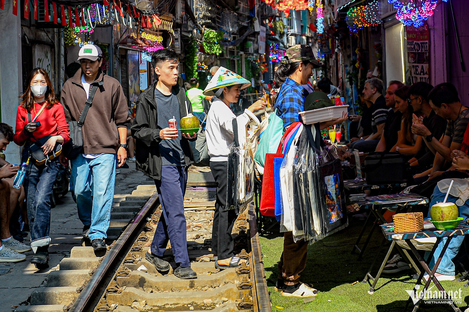 train cafe street hanoi3.jpg