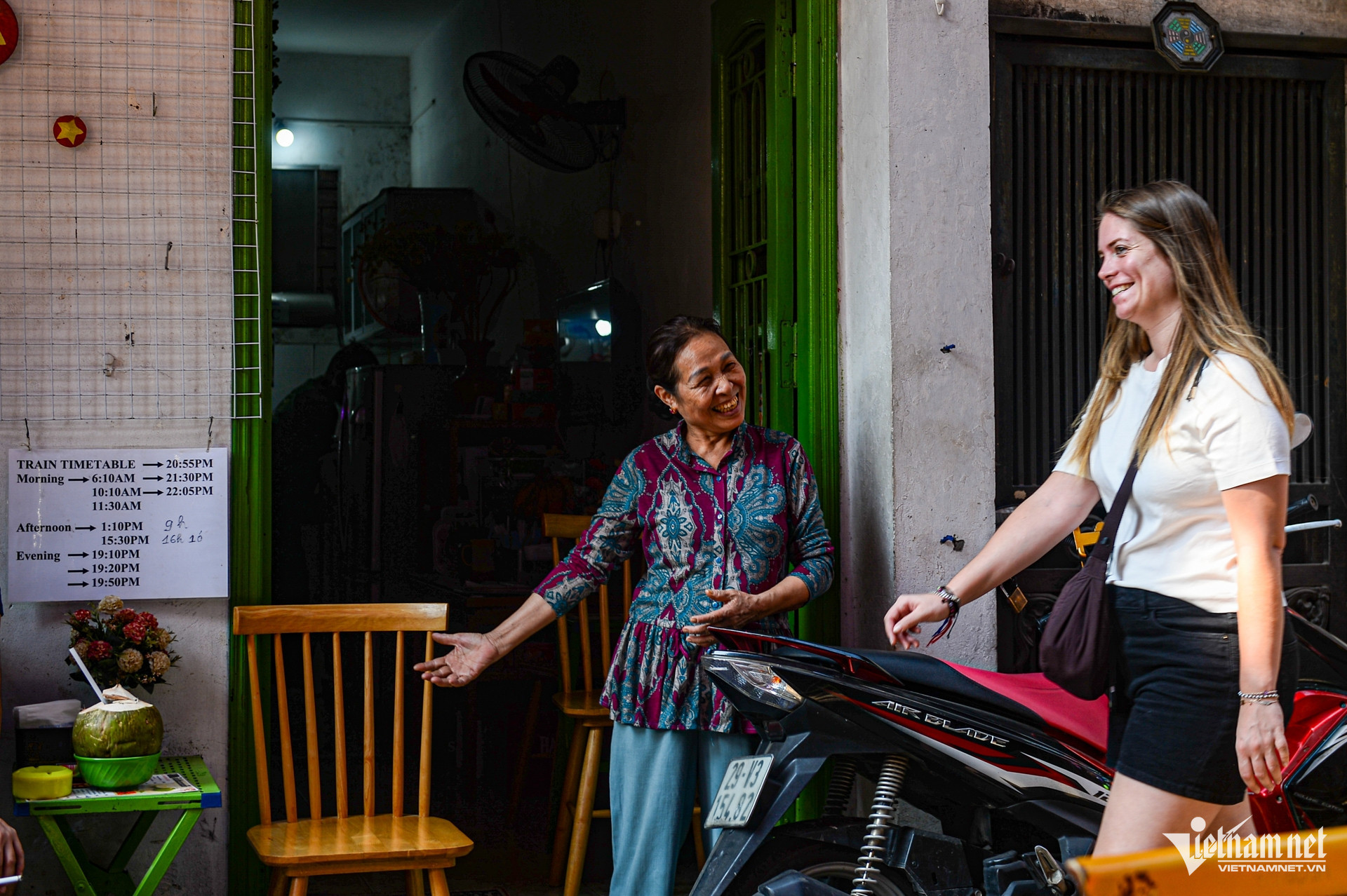 train cafe street hanoi4.jpg
