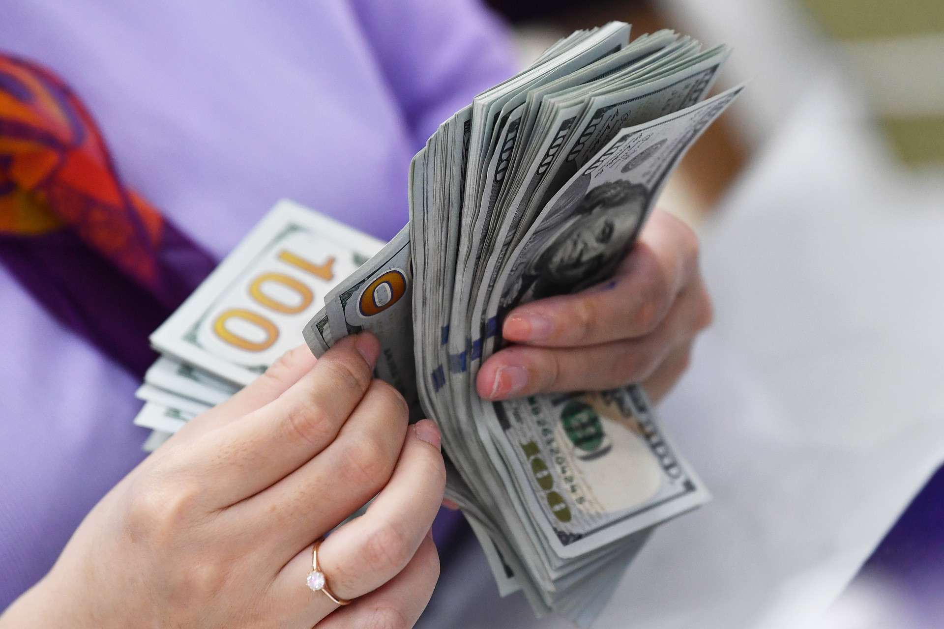 Dollar momentum eases, but gold faces continued downward pressure