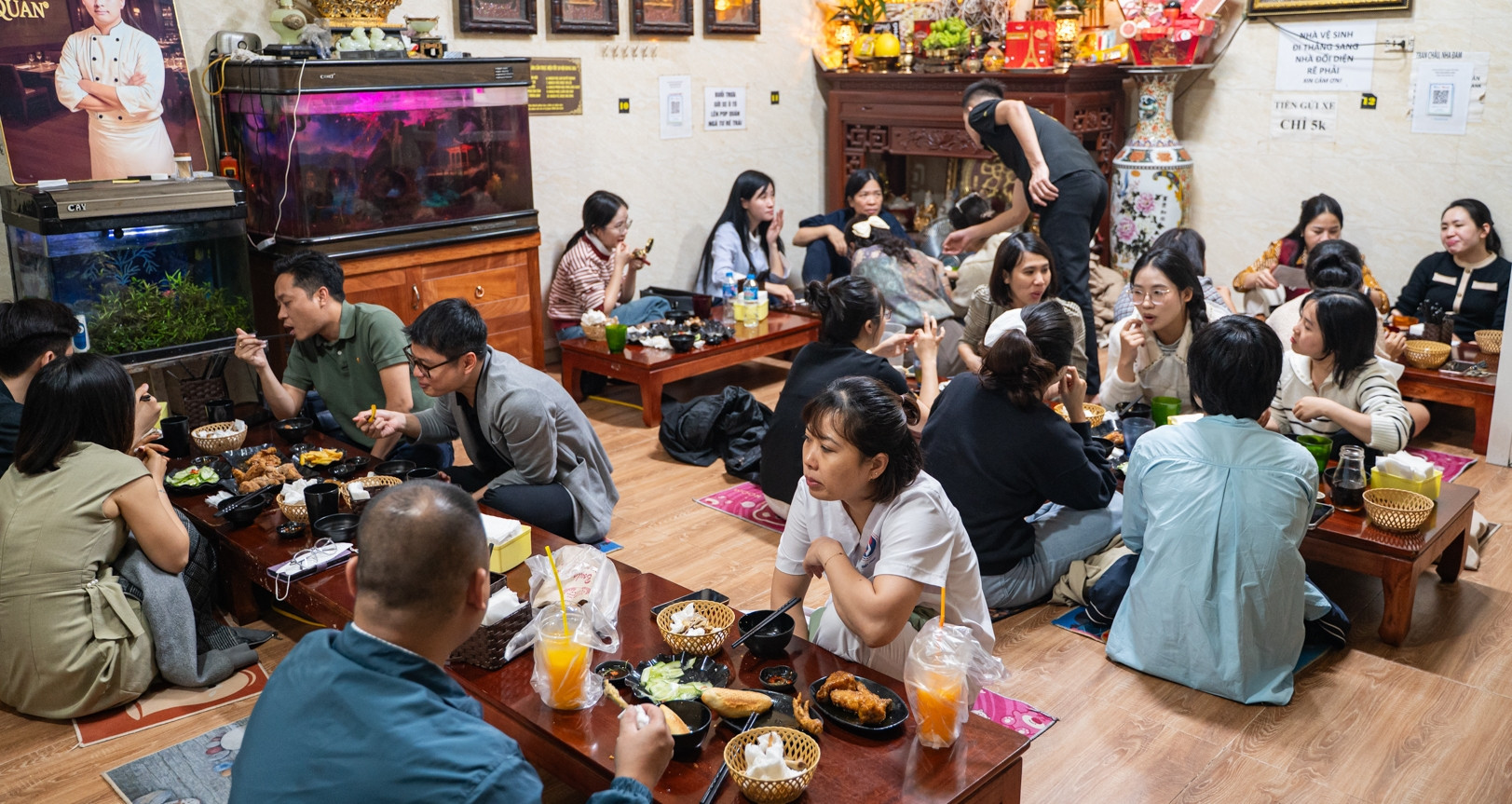 Hidden chicken feet shop in Hanoi draws huge crowds every day