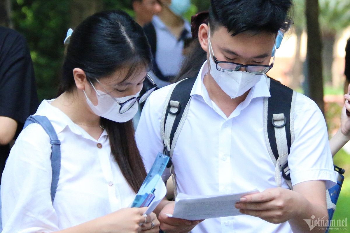 Why are “hot” university majors at risk of saturation?