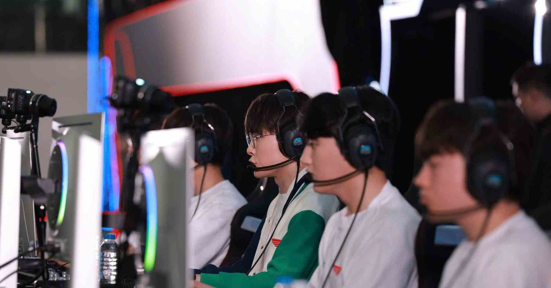 Faker flies private, greets in Vietnamese, ignites local fan frenzy