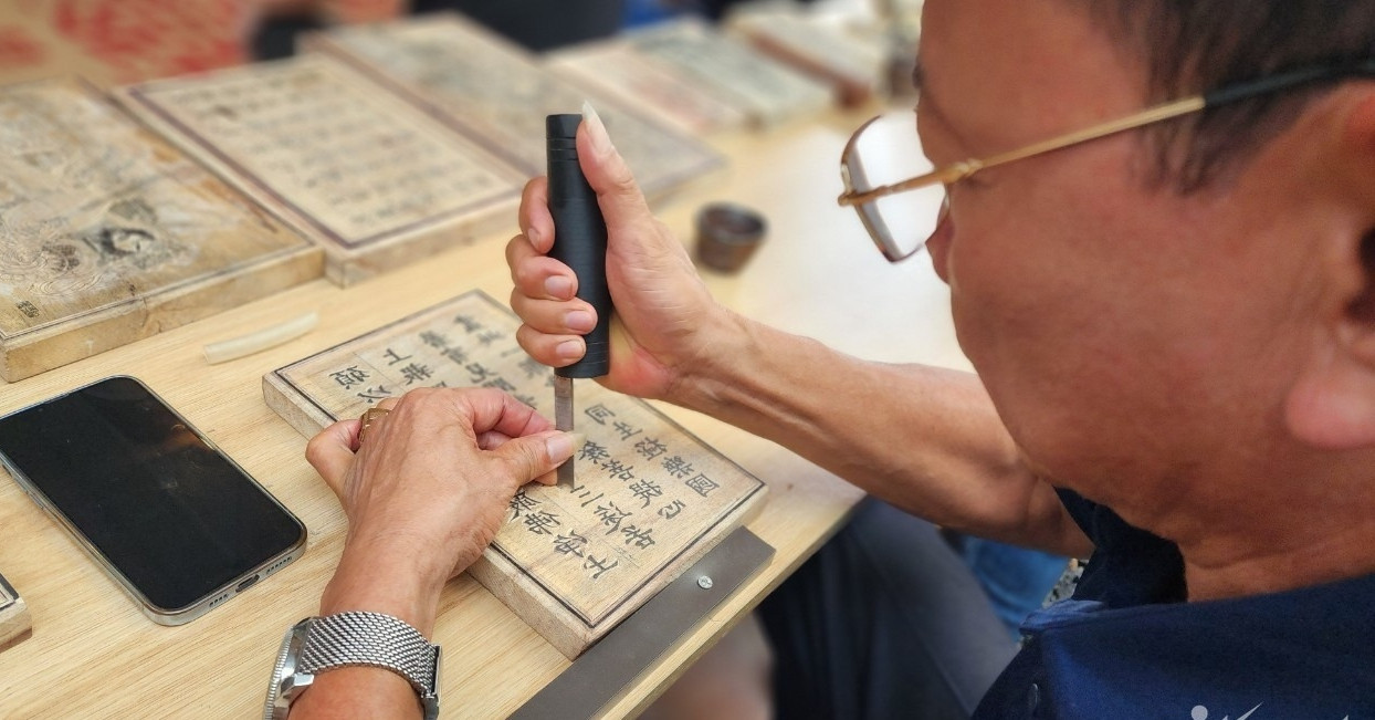 A 9X craftsman brings a 500-year-old Vietnamese woodblock legacy back to life