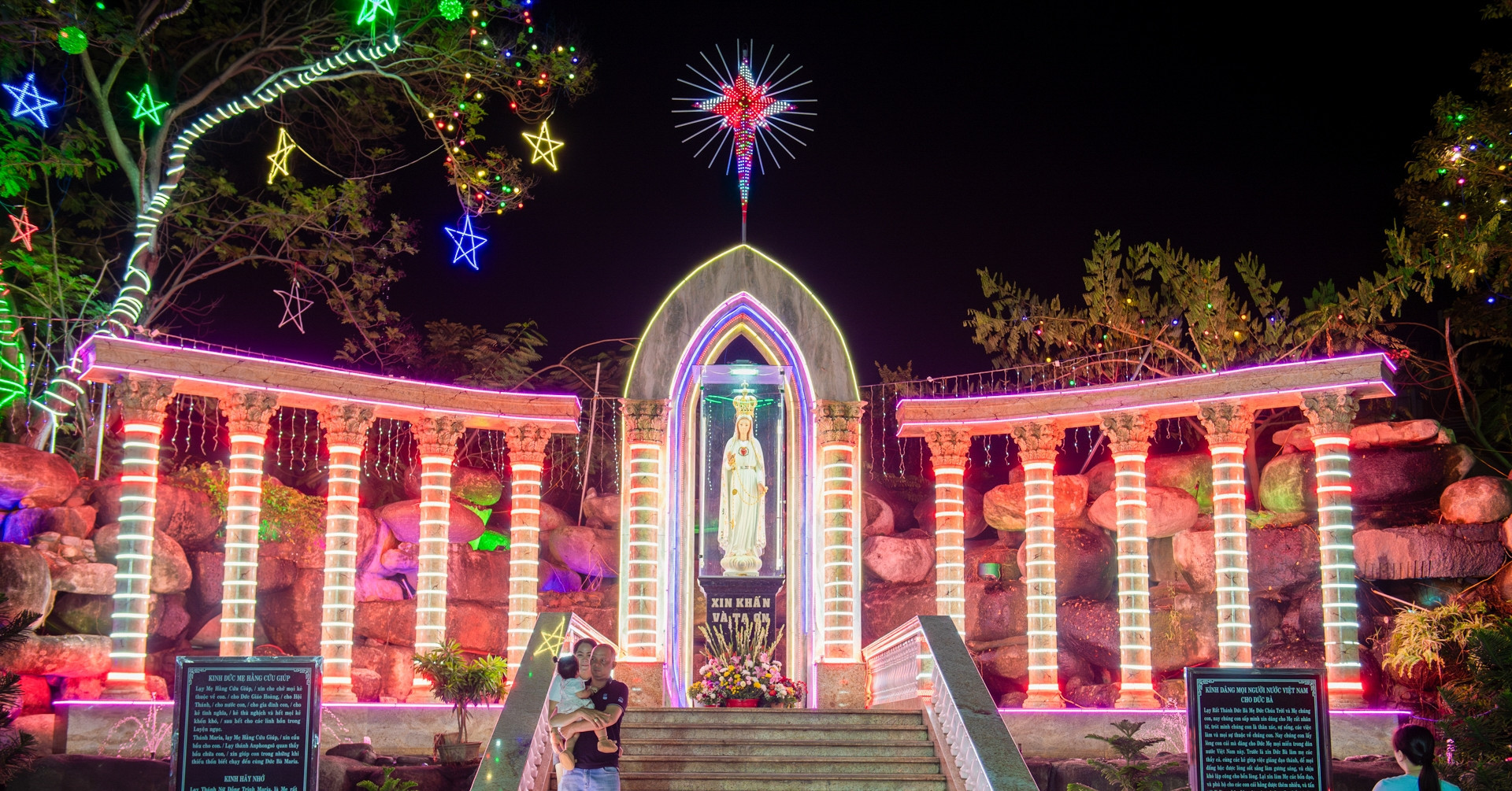 Churches in Ho Chi Minh City transform into Christmas wonderlands