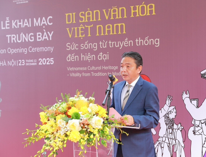 Deputy Minister of Culture, Sports and Tourism Hoang Dao Cuong, speaks at the opening of the exhibition. (Photo: VNA)