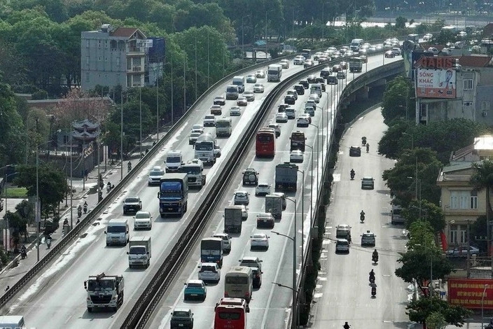 Hanoi to pilot rush-hour restrictions on heavy trucks, container vehicles