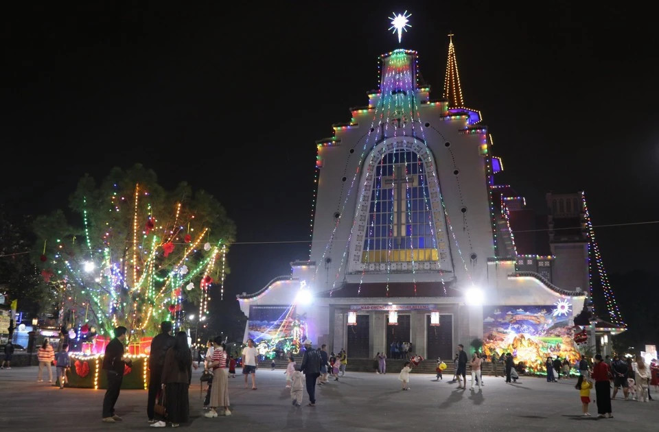 Hue glows with warmth, solidarity as Christmas season arrives