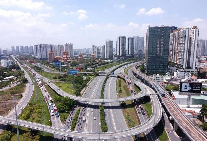 Pilot special mechanisms, policies serve development of Hanoi, HCM City, Da Nang