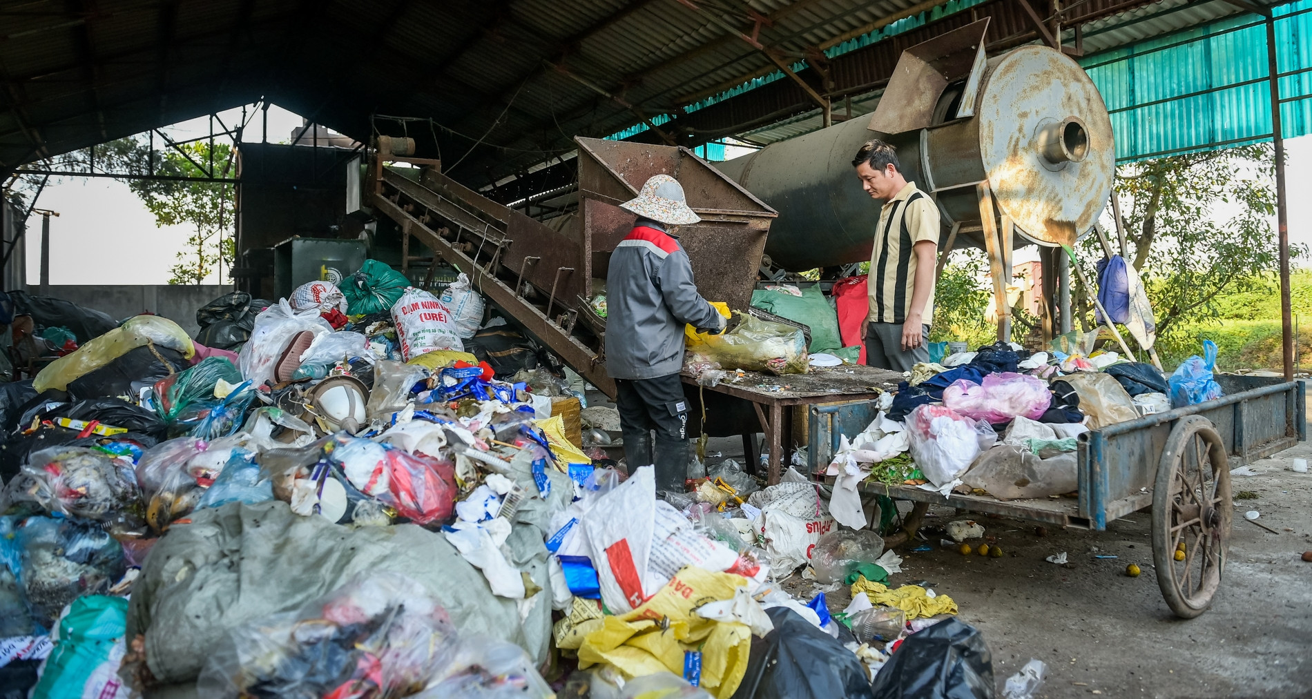 Vietnamese engineer builds waste-sorting machine to tackle trash crisis