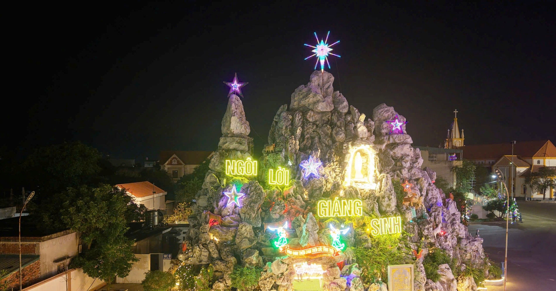 Vietnam’s largest Christmas cave stuns visitors in Ninh Binh