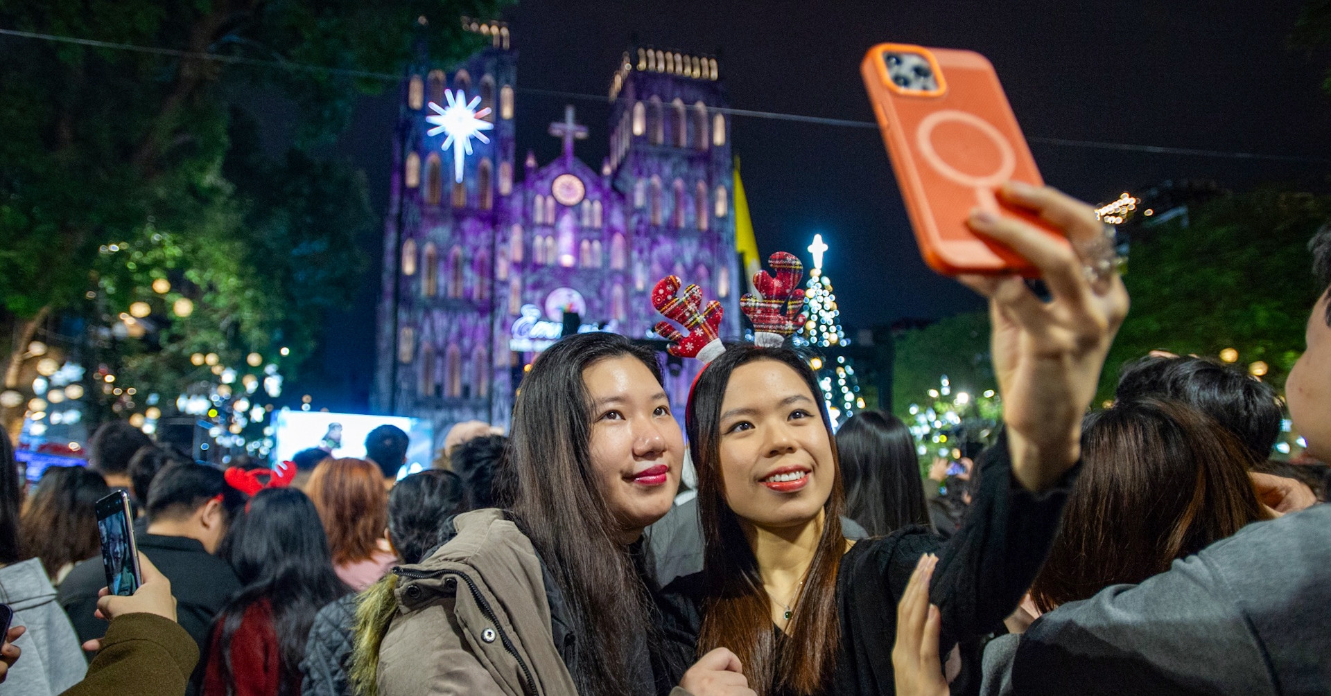Hanoi and Ho Chi Minh City glow in Christmas colors