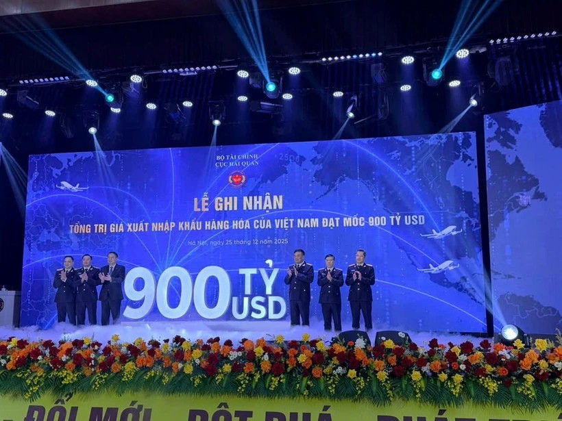 Vietnam’s trade turnover tops 900 billion USD for first time