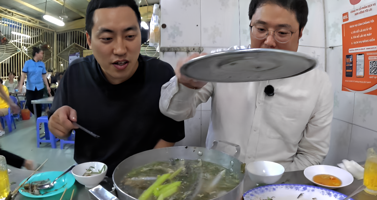 Korean vloggers overcome fear to enjoy famous Mekong Delta dish in HCMC