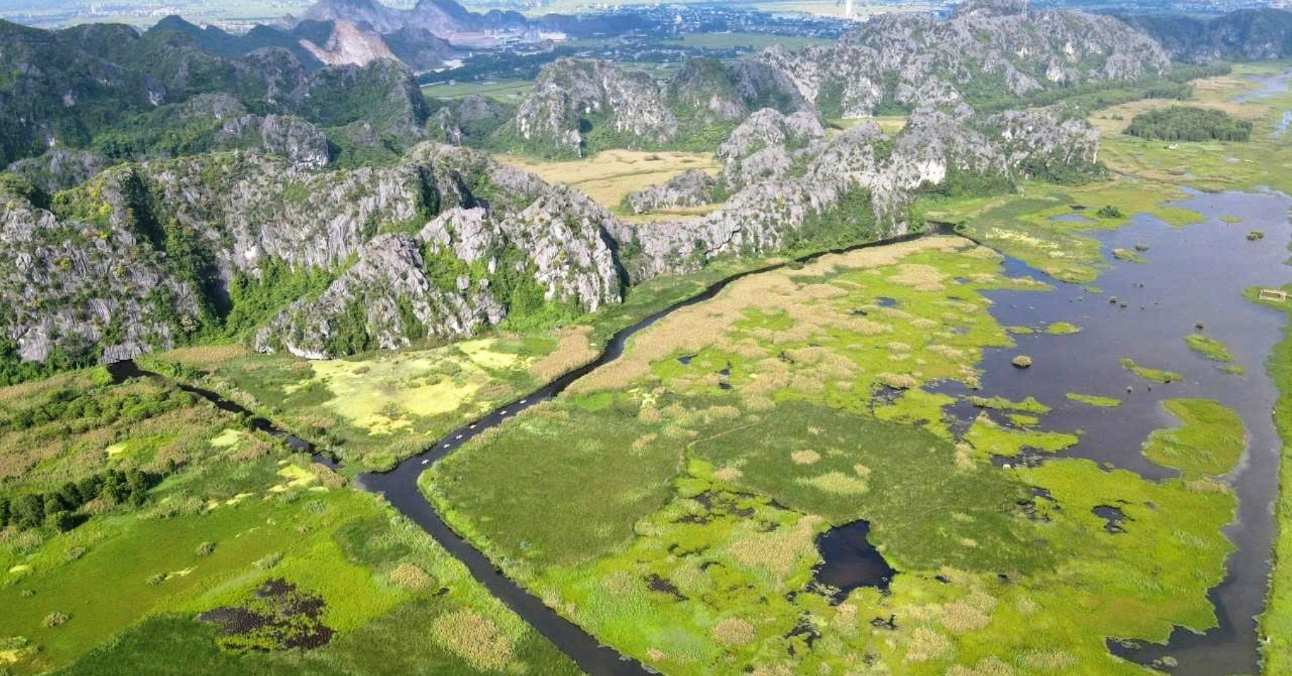 &lsquo;Wave-free bay&rsquo; in Ninh Binh stuns tourists with mirror-like waters