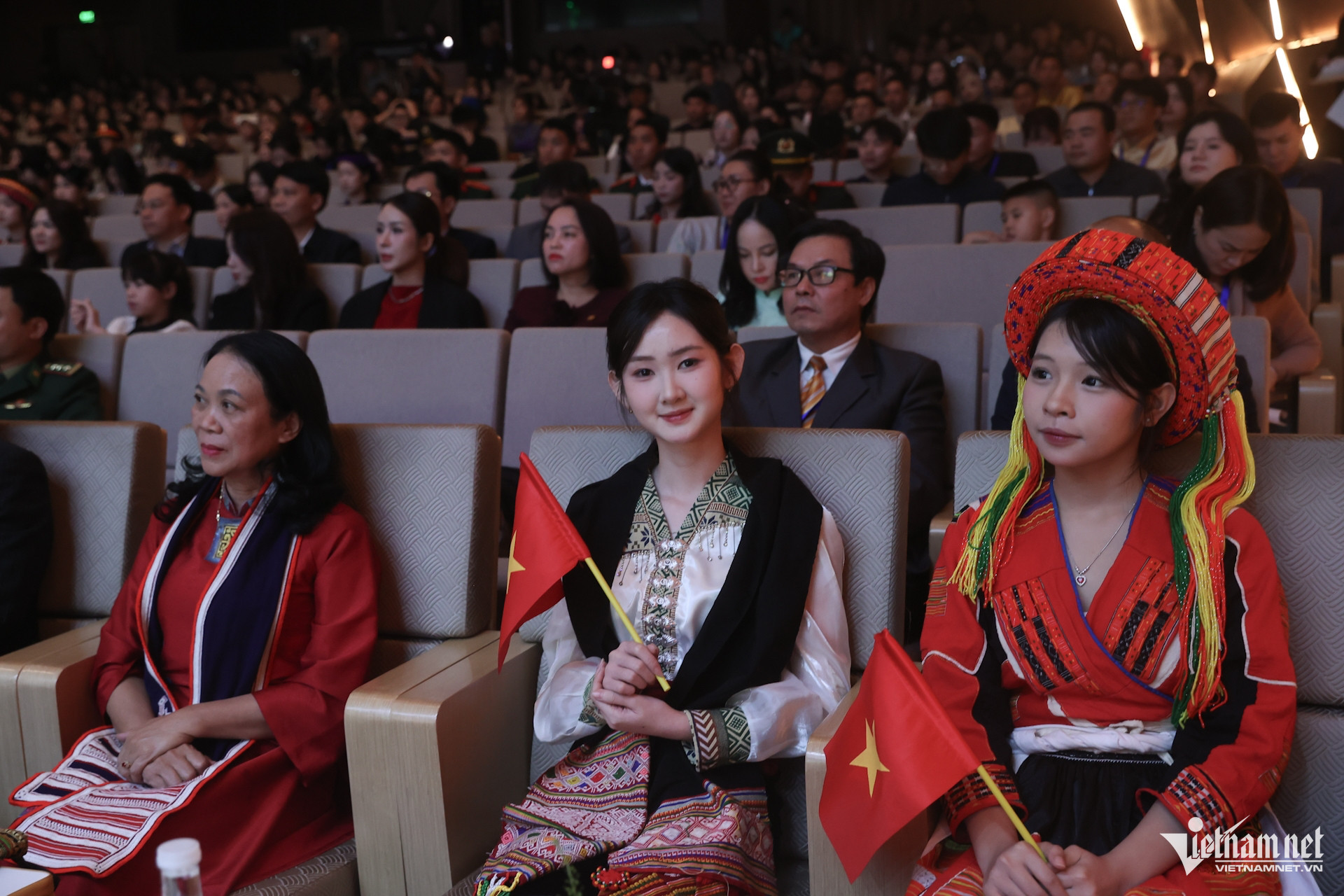 W-Học sinh, sinh viên dân tộc.jpg