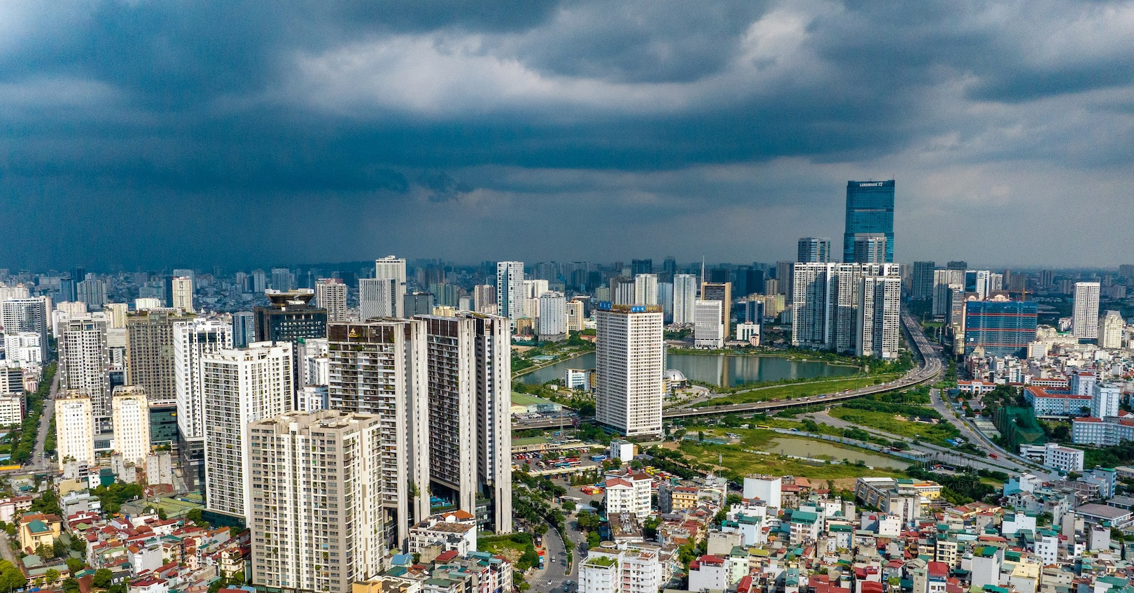 Vietnam’s tax revenue surpasses forecast by over 30% in 2025