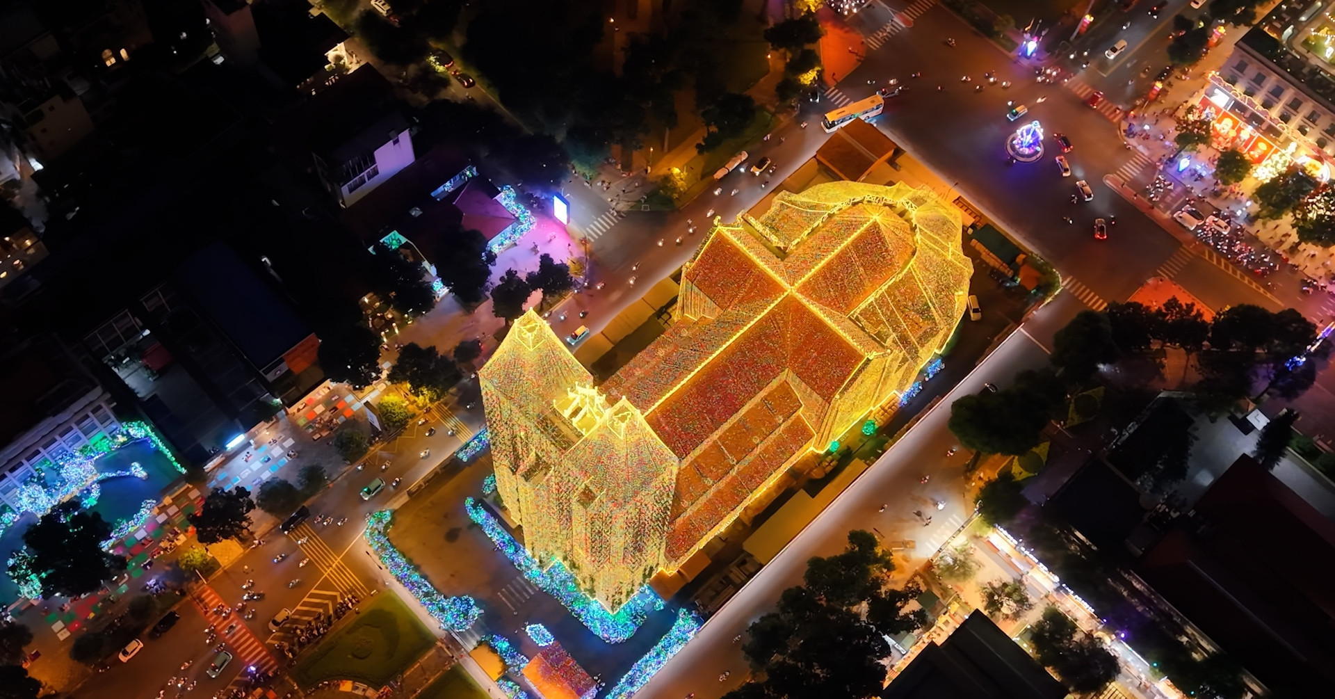 HCM City's Notre-Dame Cathedral aglow with 1,000km of LED lights