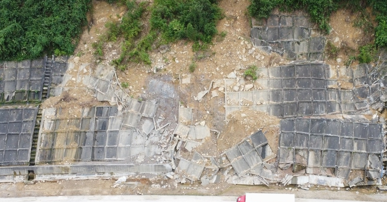 One month on, landslide-hit Hue–Da Nang expressway remains in chaos