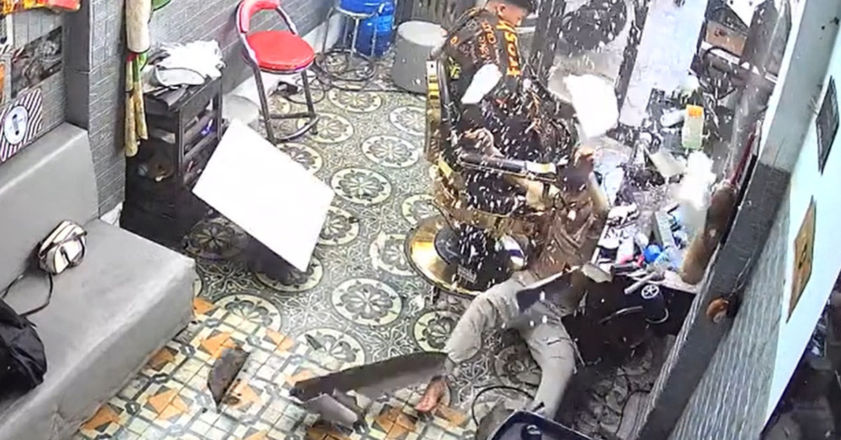 Heart-stopping moment as man crashes through rooftop in Bac Ninh